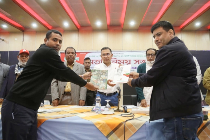 বগুড়ায় তারেক রহমানের হাতে `অগ্রযাত্রা` স্মরণিকা তুলে দিলো যুবদল